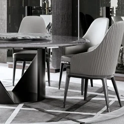 Tavolo da pranzo in pelle grigio trapuntato Mirage con braccioli