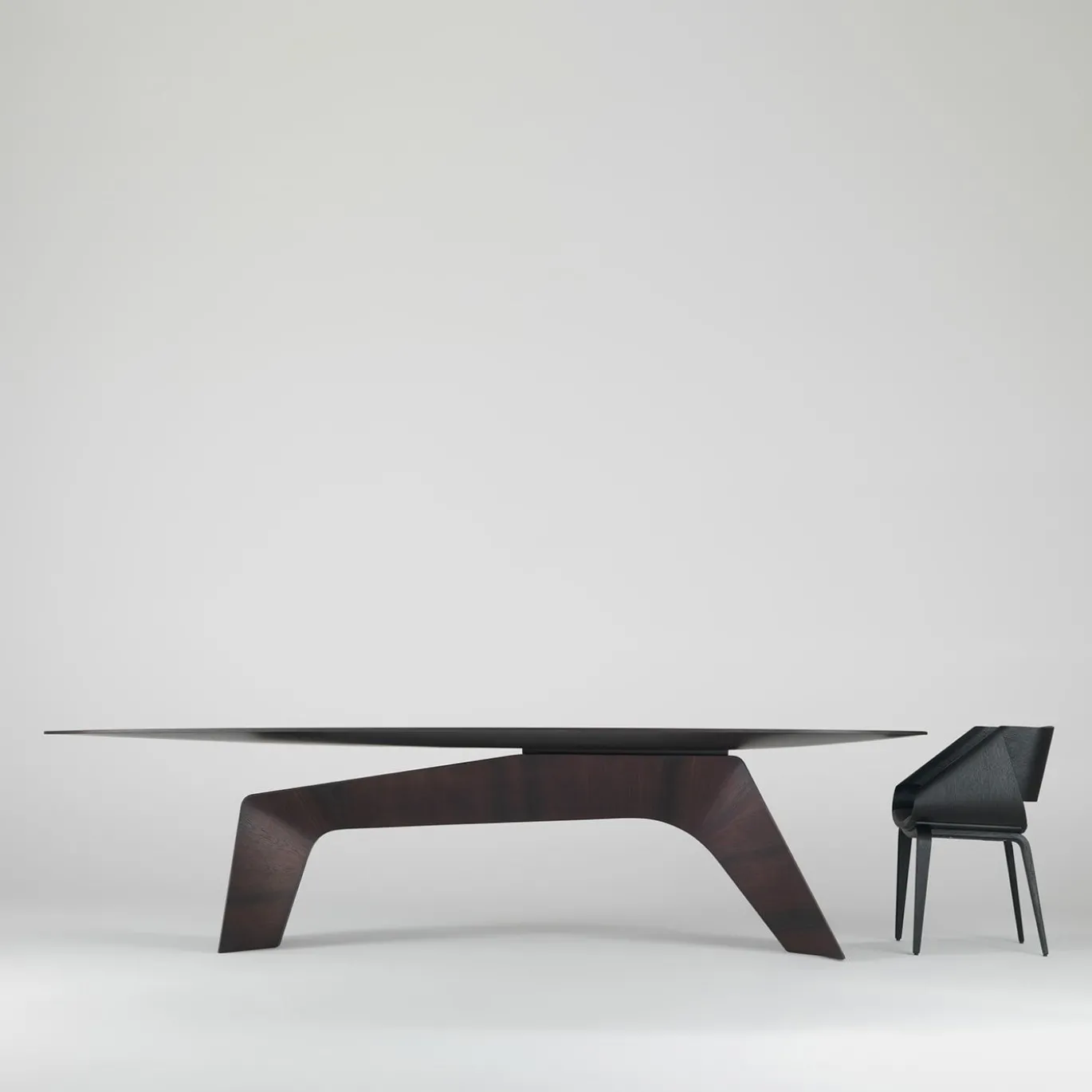 Tavolo da pranzo Kintai in legno impiallacciato marrone scuro