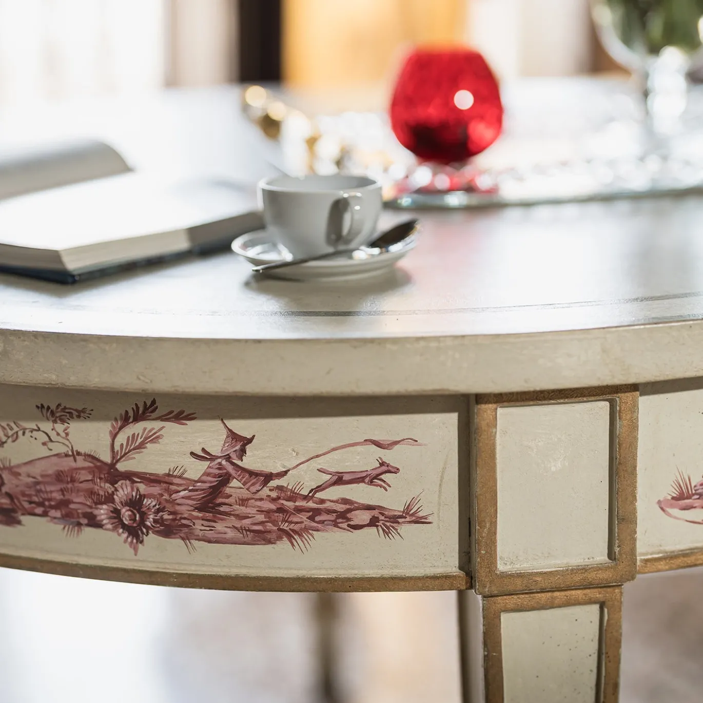 Tavolo da pranzo Manin verde mela con decori cineserie viola