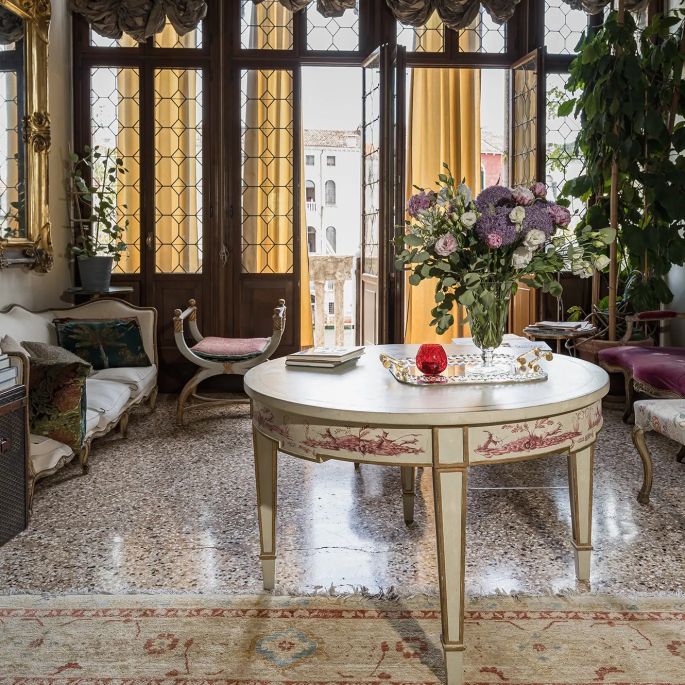 Tavolo da pranzo Manin verde mela con decori cineserie viola