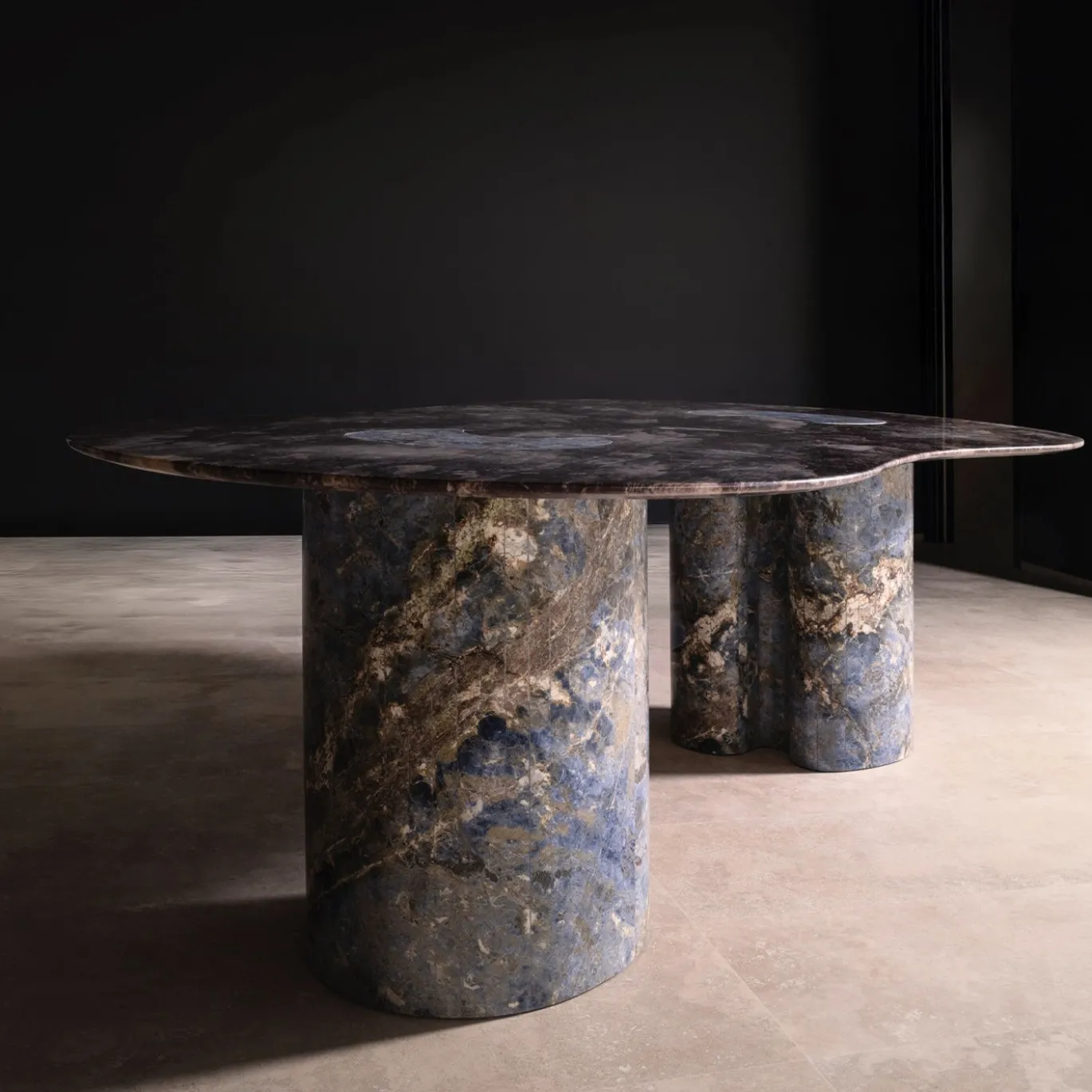 Tavolo da pranzo Maragnon in Sodalite Blu Royal e Marmo Breccia Medicea di Ashley Gadeova