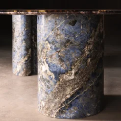 Tavolo da pranzo Maragnon in Sodalite Blu Royal e Marmo Breccia Medicea di Ashley Gadeova