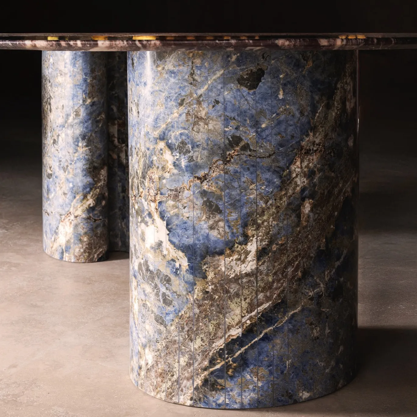 Tavolo da pranzo Maragnon in Sodalite Blu Royal e Marmo Breccia Medicea di Ashley Gadeova