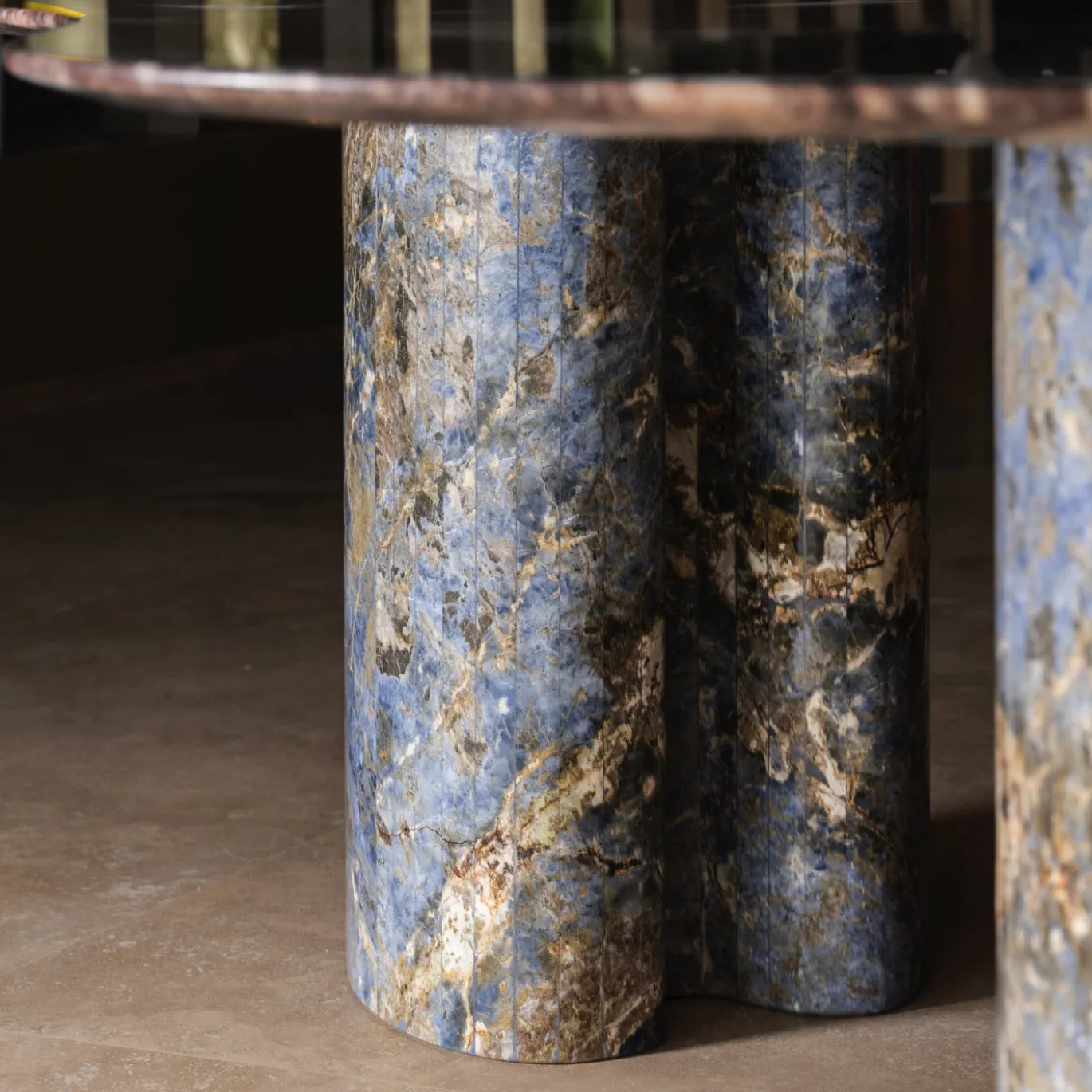 Tavolo da pranzo Maragnon in Sodalite Blu Royal e Marmo Breccia Medicea di Ashley Gadeova