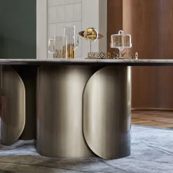 Tavolo da pranzo Oscar con base ovale in bronzo e top in marmo Calacatta Oro