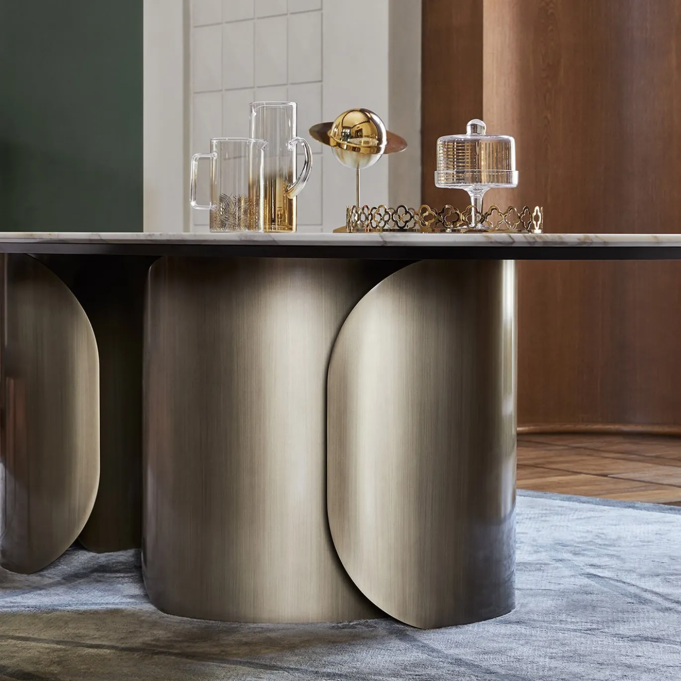 Tavolo da pranzo Oscar con base ovale in bronzo e top in marmo Calacatta Oro