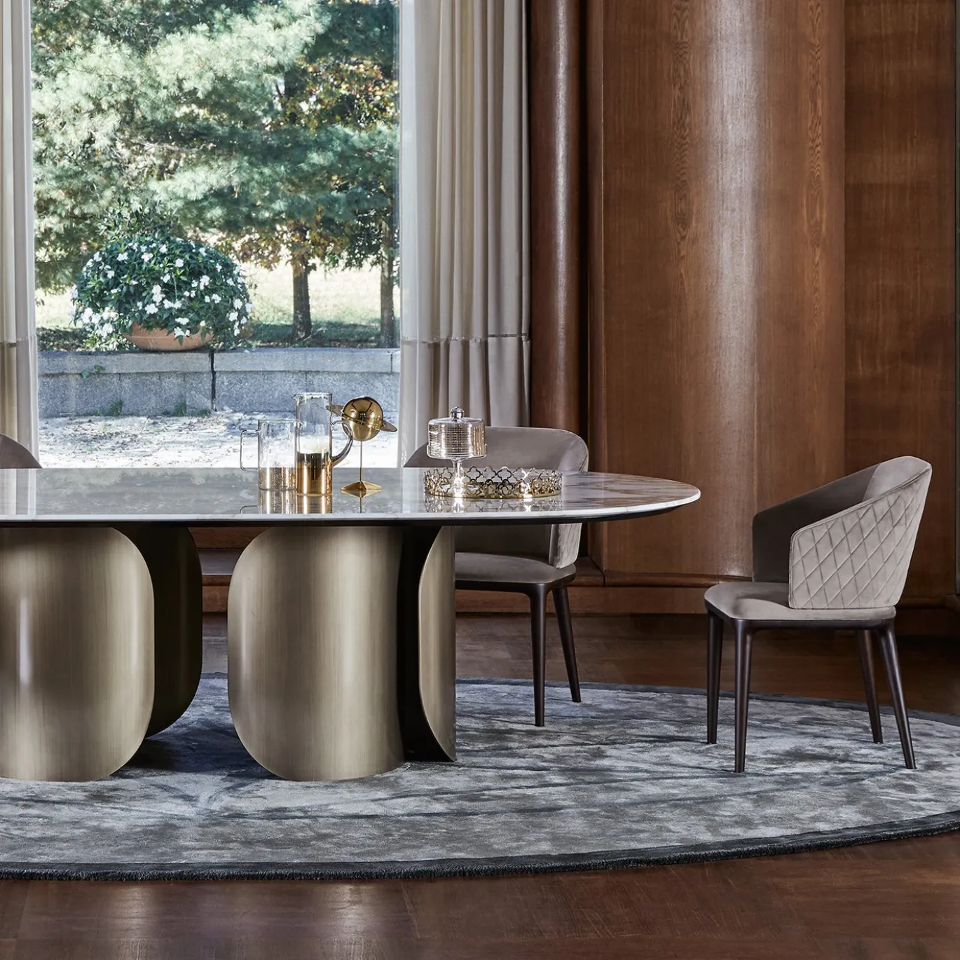 Tavolo da pranzo Oscar con base ovale in bronzo e top in marmo Calacatta Oro