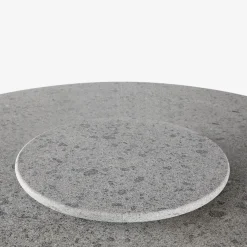 Tavolo da pranzo outdoor rotondo Hermu 150 in pietra peperino grigia e acciaio marrone
