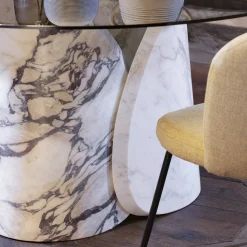 Tavolo da pranzo Petalo con base in tre tipi di marmo e piano in vetro fumé