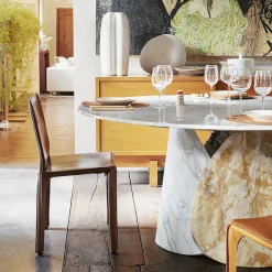 Tavolo da pranzo Petalo con base in tre tipi di marmo e piano in marmo di Carrara