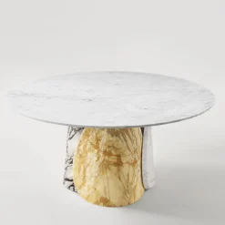Tavolo da pranzo Petalo con base in tre tipi di marmo e piano in marmo di Carrara