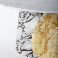 Tavolo da pranzo Petalo con base in tre tipi di marmo e piano in marmo di Carrara