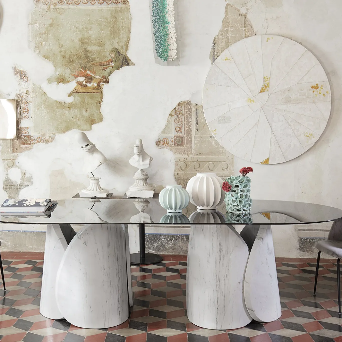 Tavolo da pranzo Petalo in marmo Palissandro con piano in vetro fumé