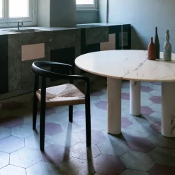 Tavolo da pranzo Rosa Portogallo Marble Lovemelovemenot di Michael Anastassiades