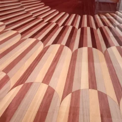 Tavolo da pranzo rotondo Altobasso in legno Bolivar nelle tonalità rosso corallo