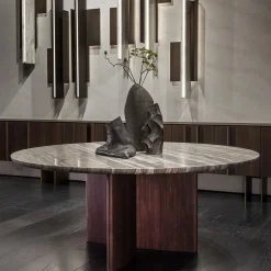 Tavolo da pranzo rotondo Antinomia T con base in legno impiallacciato marrone e piano in marmo