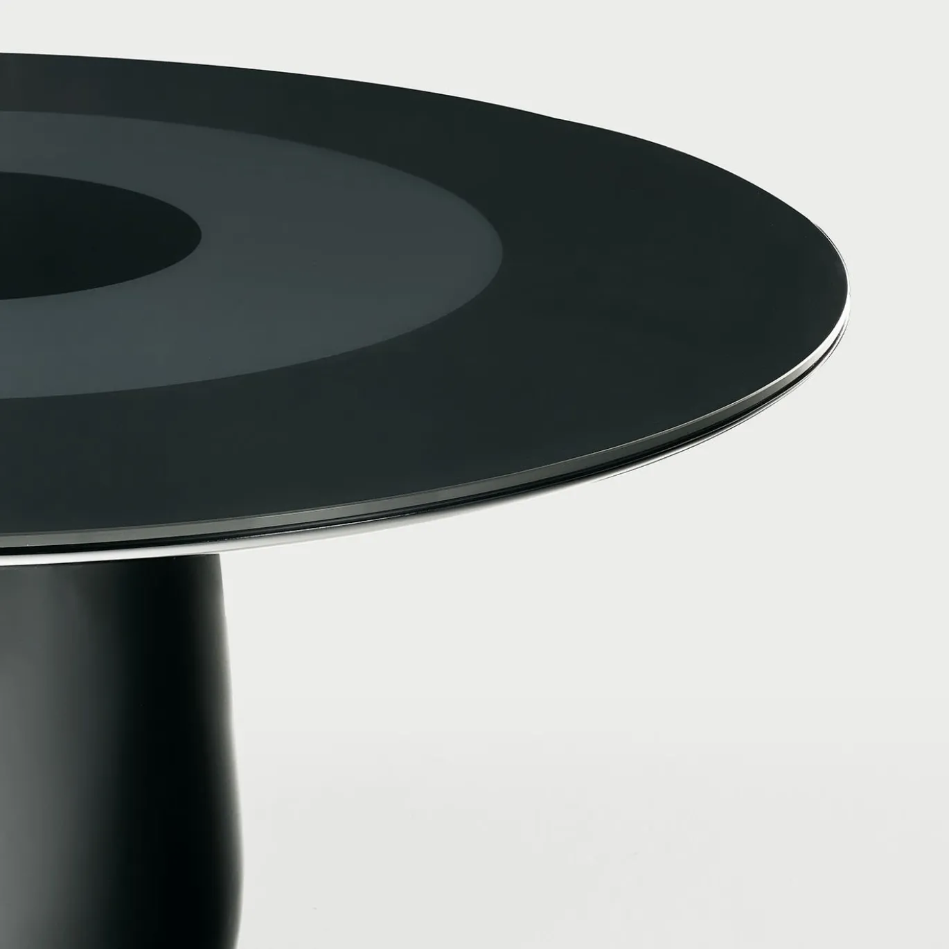 Tavolo da pranzo Roundel in cristallo nero di Claesson Koivisto Rune