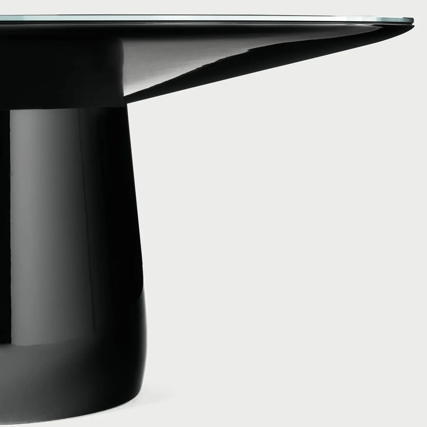 Tavolo da pranzo Roundel in cristallo nero di Claesson Koivisto Rune