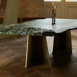 Tavolo da pranzo scultoreo con base in ottone Lapponio e top in marmo verde