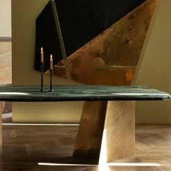 Tavolo da pranzo scultoreo con base in ottone Lapponio e top in marmo verde