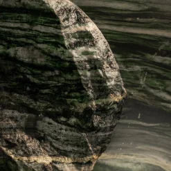 Tavolo da pranzo scultoreo con base in ottone Lapponio e top in marmo verde