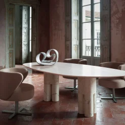 Tavolo da pranzo Tria irregolare in marmo rosa Portogallo di L. Bozzoli