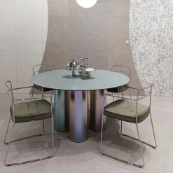Tavolo da pranzo Tubone in acciaio con piano rotondo verde e base effetto arcobaleno