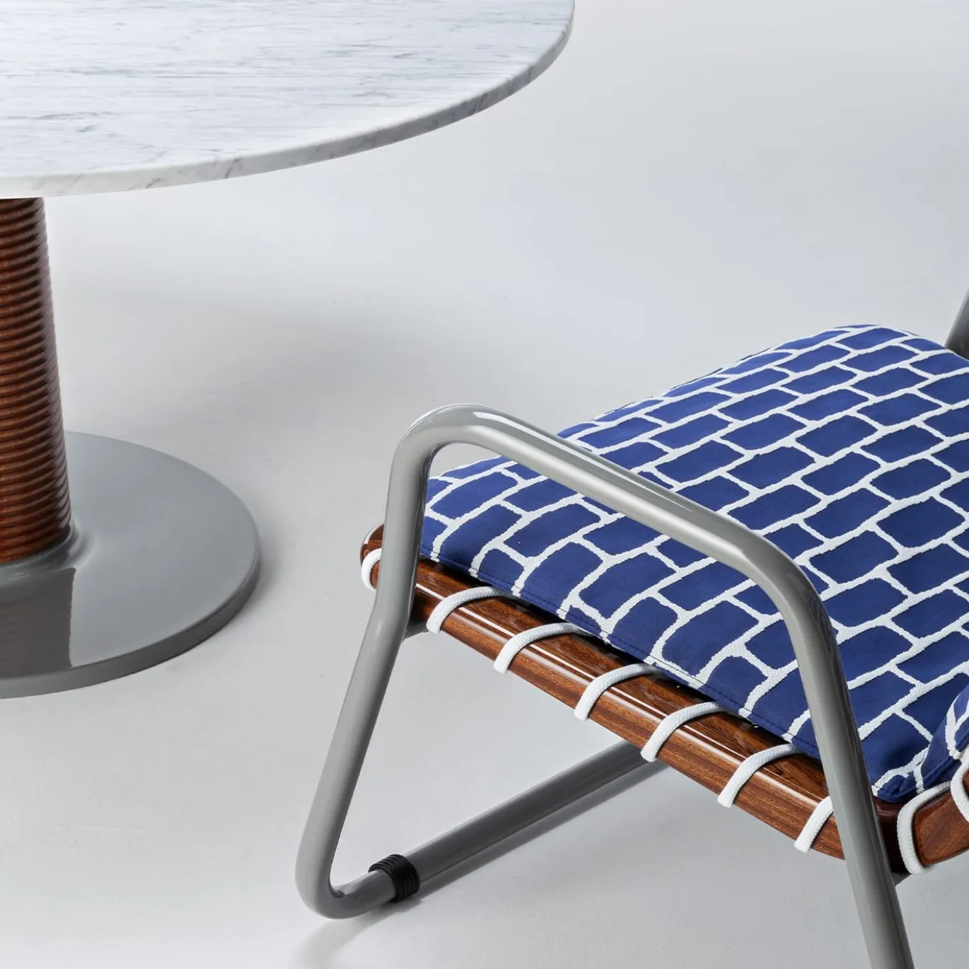 Tavolo da salotto in marmo Carrara bianco tramonto di Paola Navone