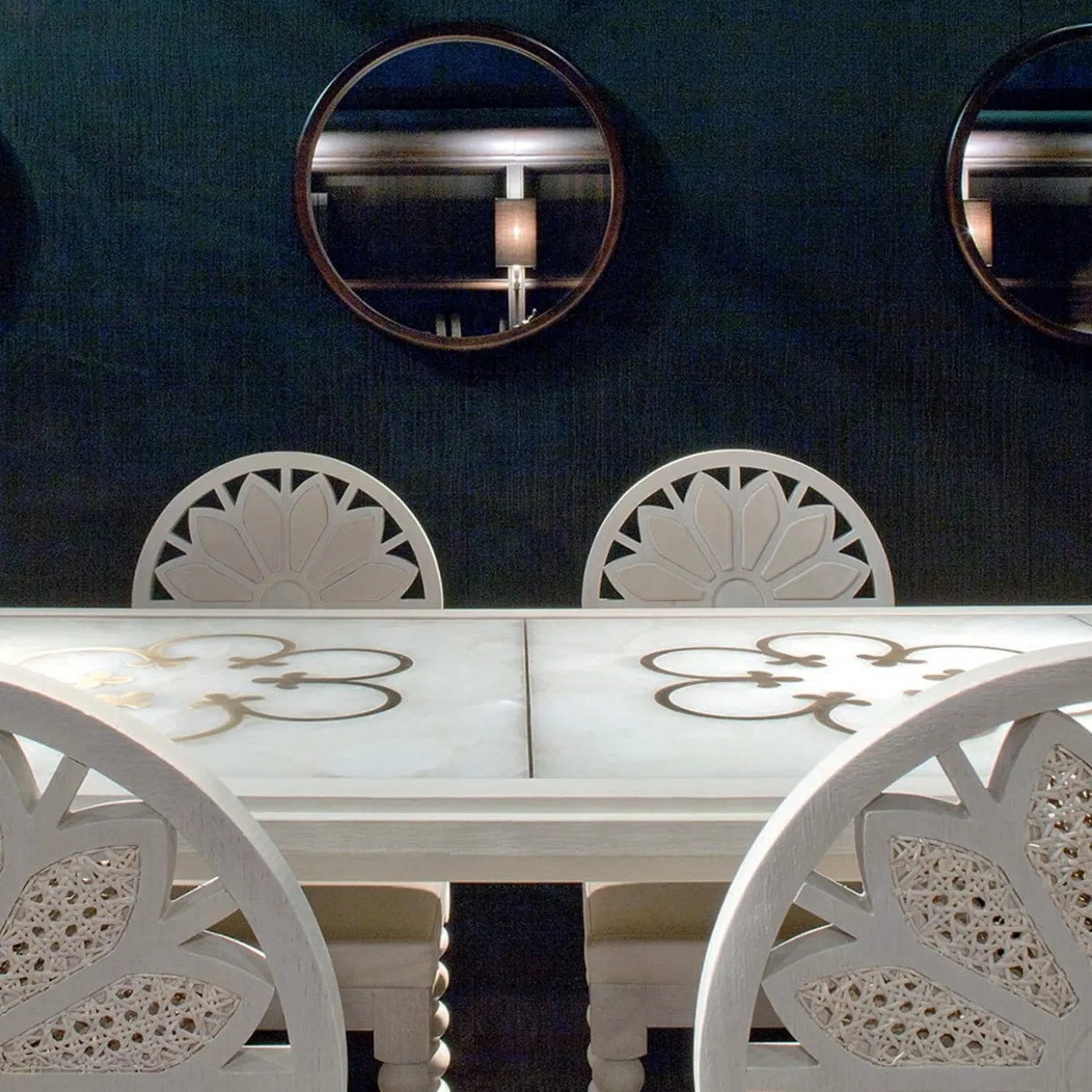Tavolo Four Quatrefoils di Archer Humphryes Architects