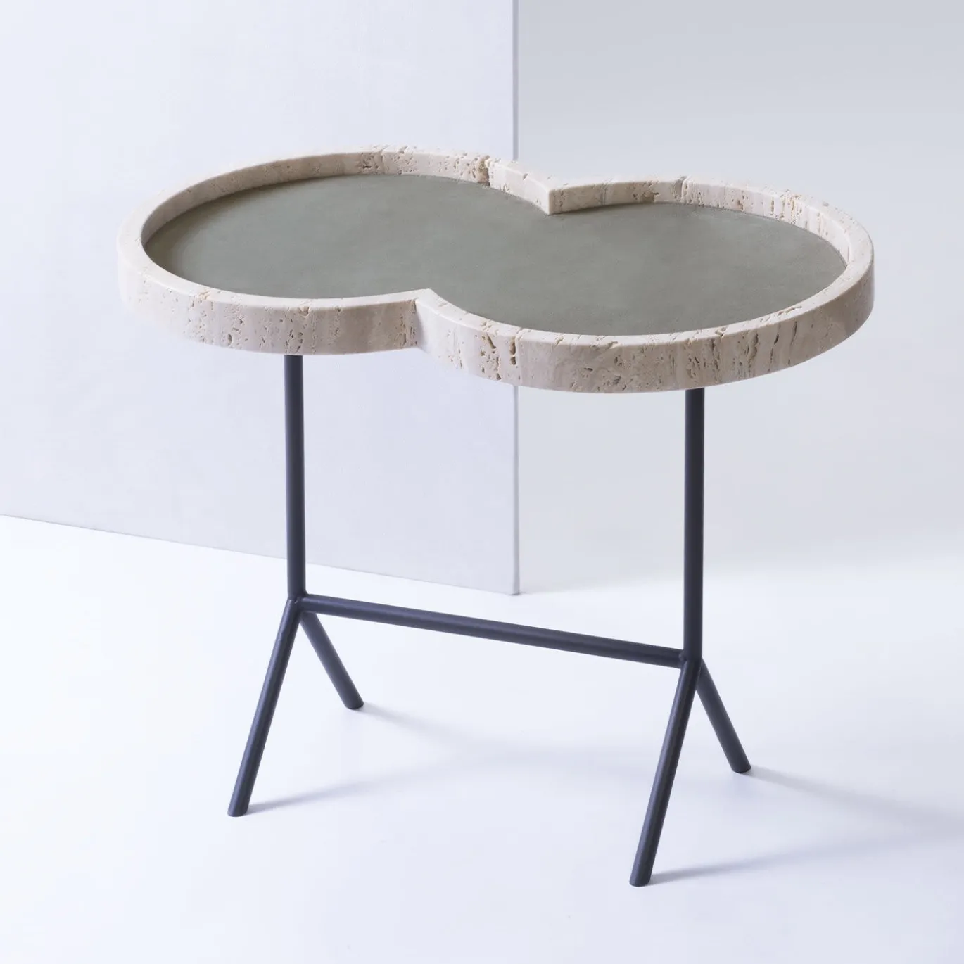 Tavolo occasionale Eight con piano in travertino