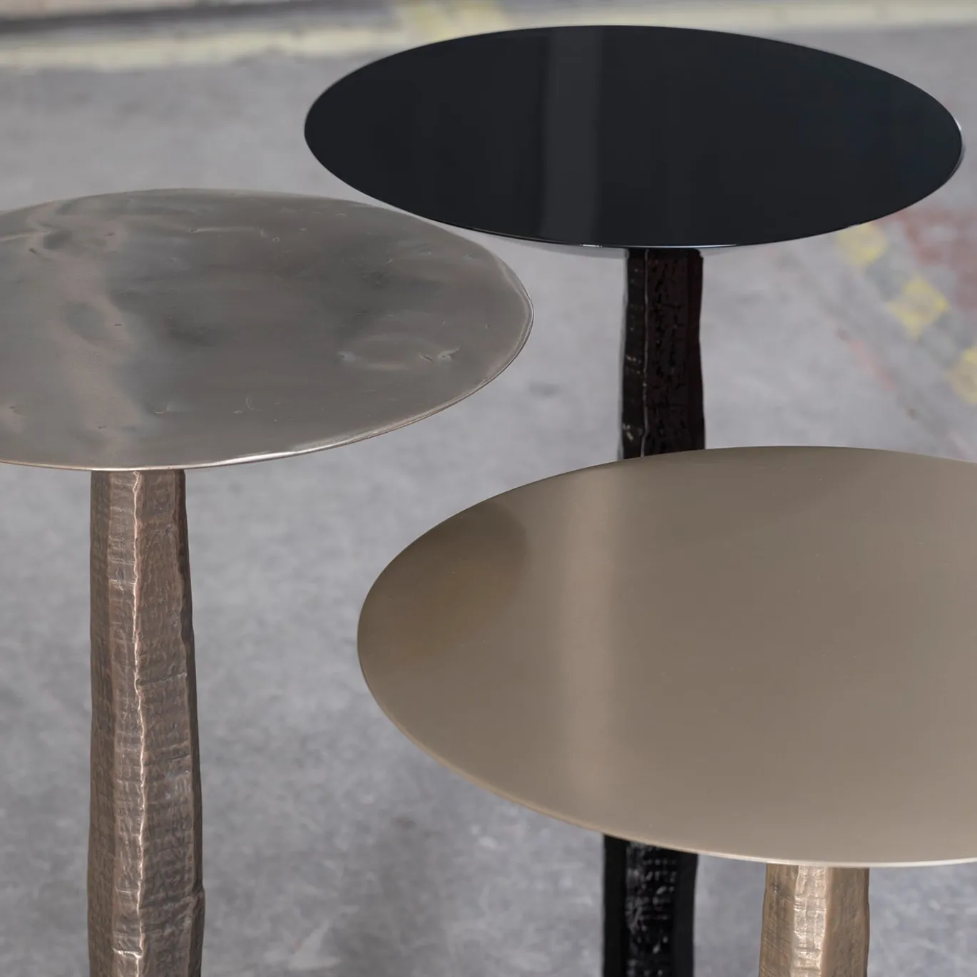 Tavolo occasionale Flo con finitura nera lucida