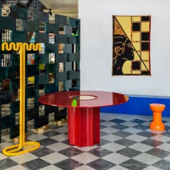 Tavolo rosso di Sovrappensiero