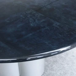 Tavolo rotondo in pelle di capra blu