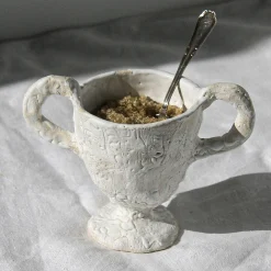 Tazza con piedino bianco e manici
