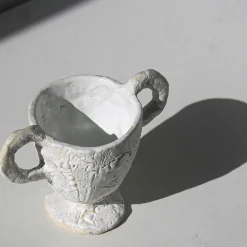 Tazza con piedino bianco e manici
