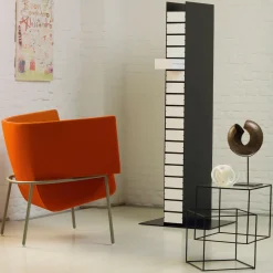 Thin Black Table di Nendo