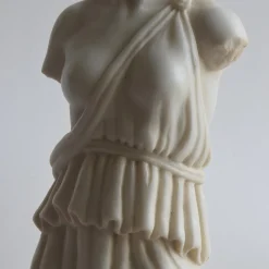 Torso Femminile con Tunica Scultura in Marmo di Carrara con base