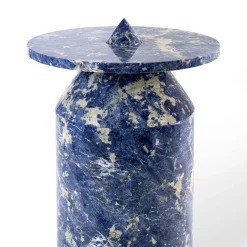 Totem di marmo di Sodalite blu di Karen Chekerdjian