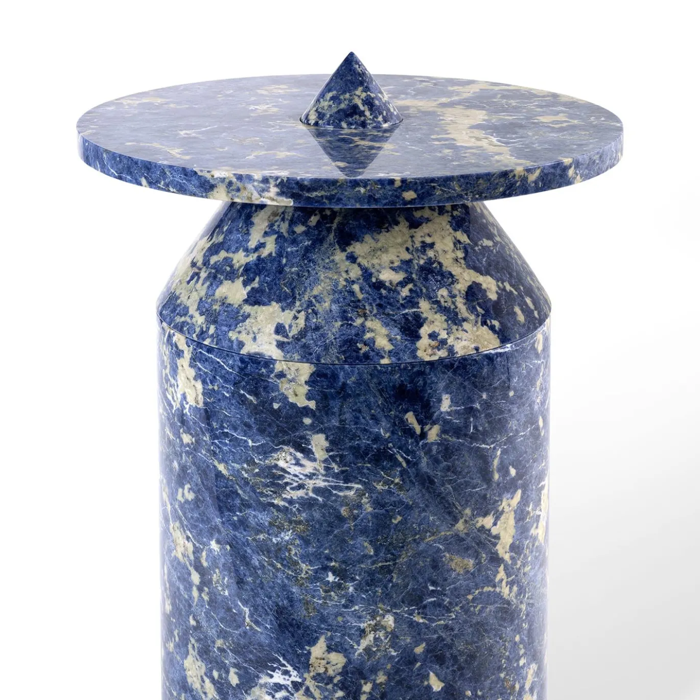 Totem di marmo di Sodalite blu di Karen Chekerdjian