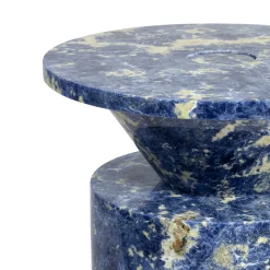 Totem di marmo di Sodalite blu di Karen Chekerdjian