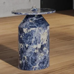 Totem di marmo di Sodalite blu di Karen Chekerdjian