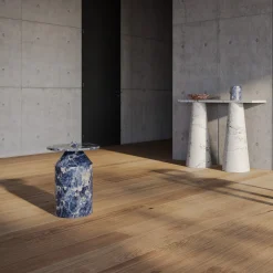 Totem di marmo di Sodalite blu di Karen Chekerdjian