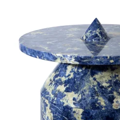 Totem di marmo di Sodalite blu di Karen Chekerdjian