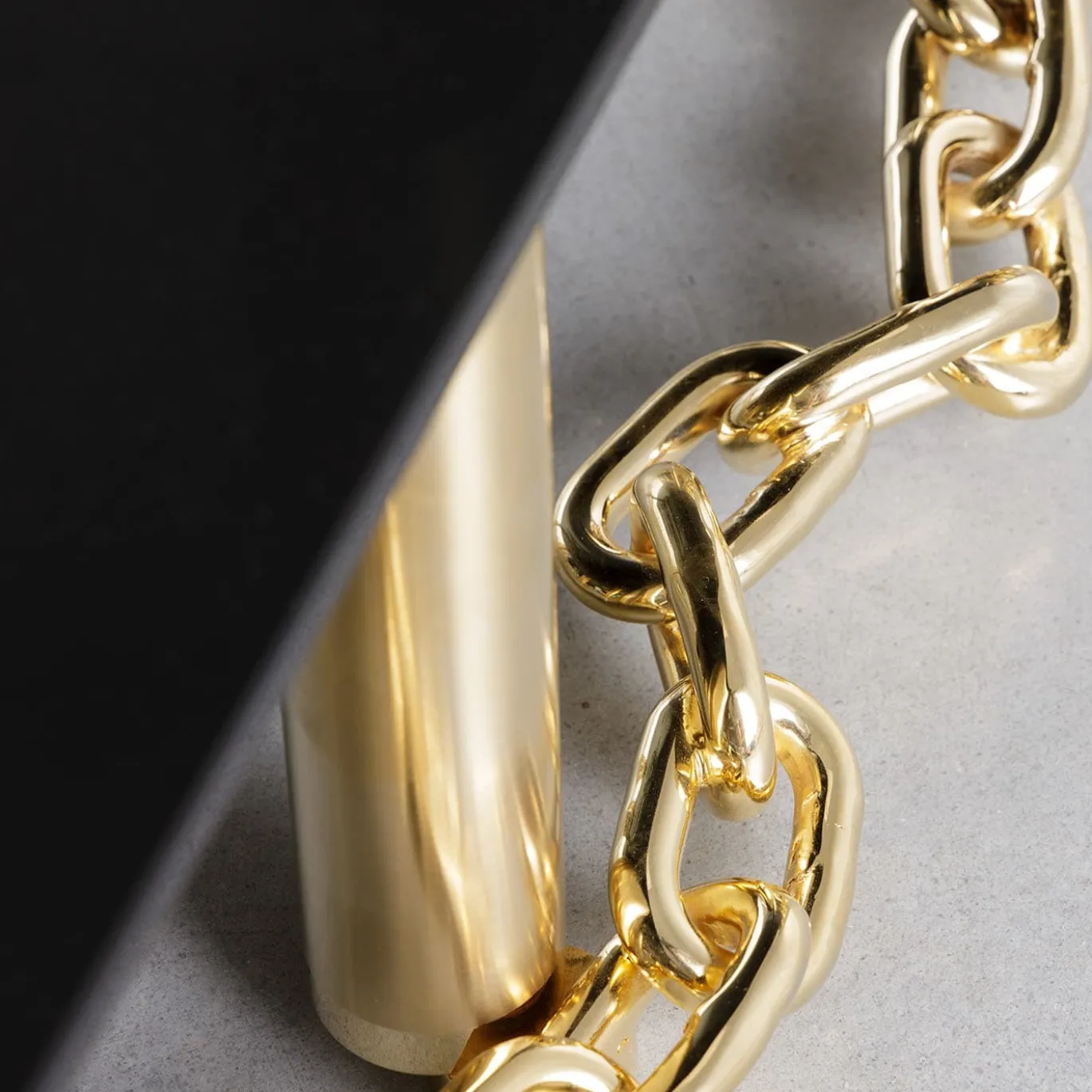 T2232 Tavolino con catena d'oro