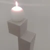 Un candelabro in pietra naturale bianca