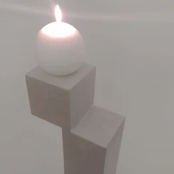 Un candelabro in pietra naturale bianca