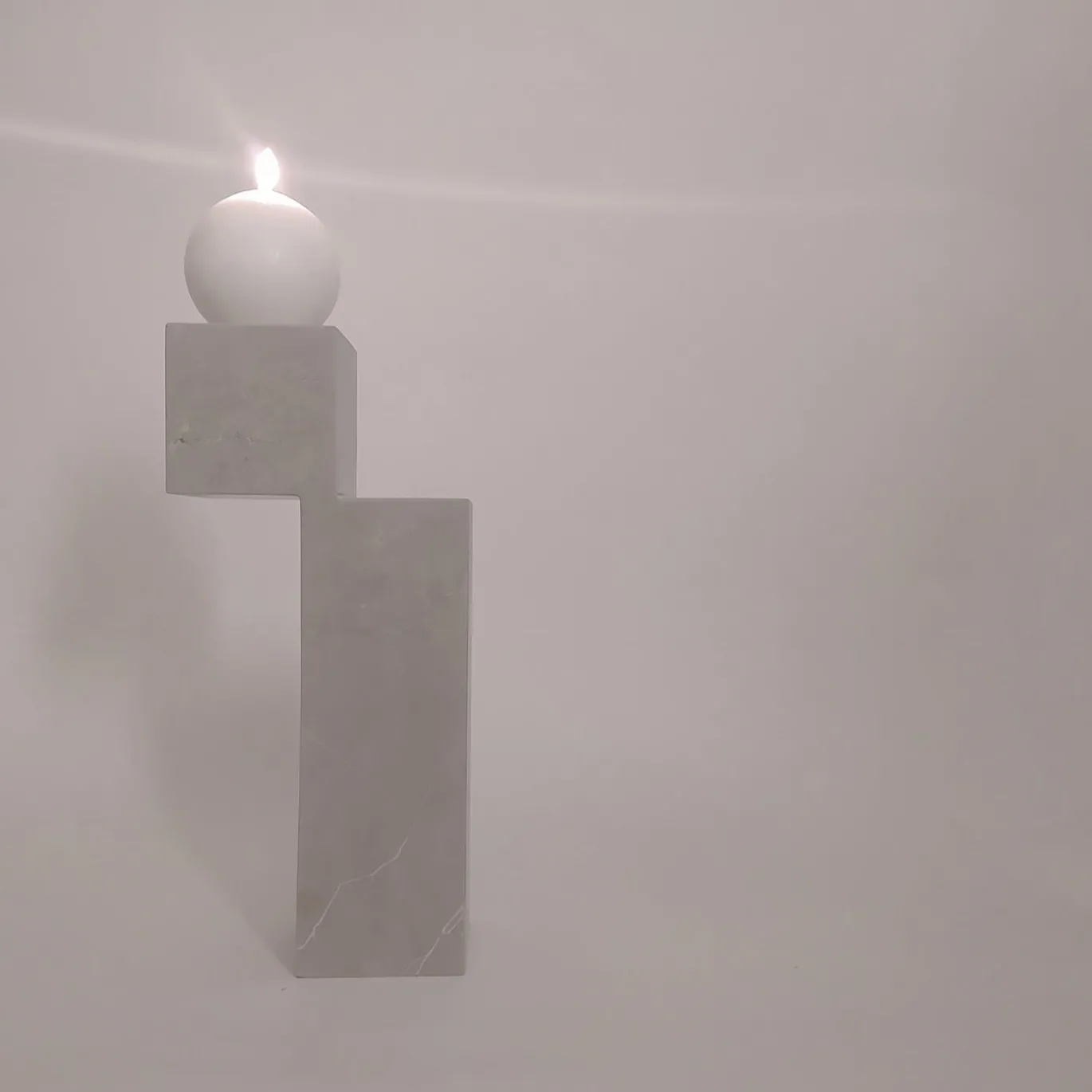 Un candelabro in pietra naturale bianca