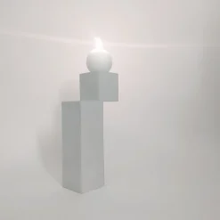 Un candelabro in pietra naturale bianca