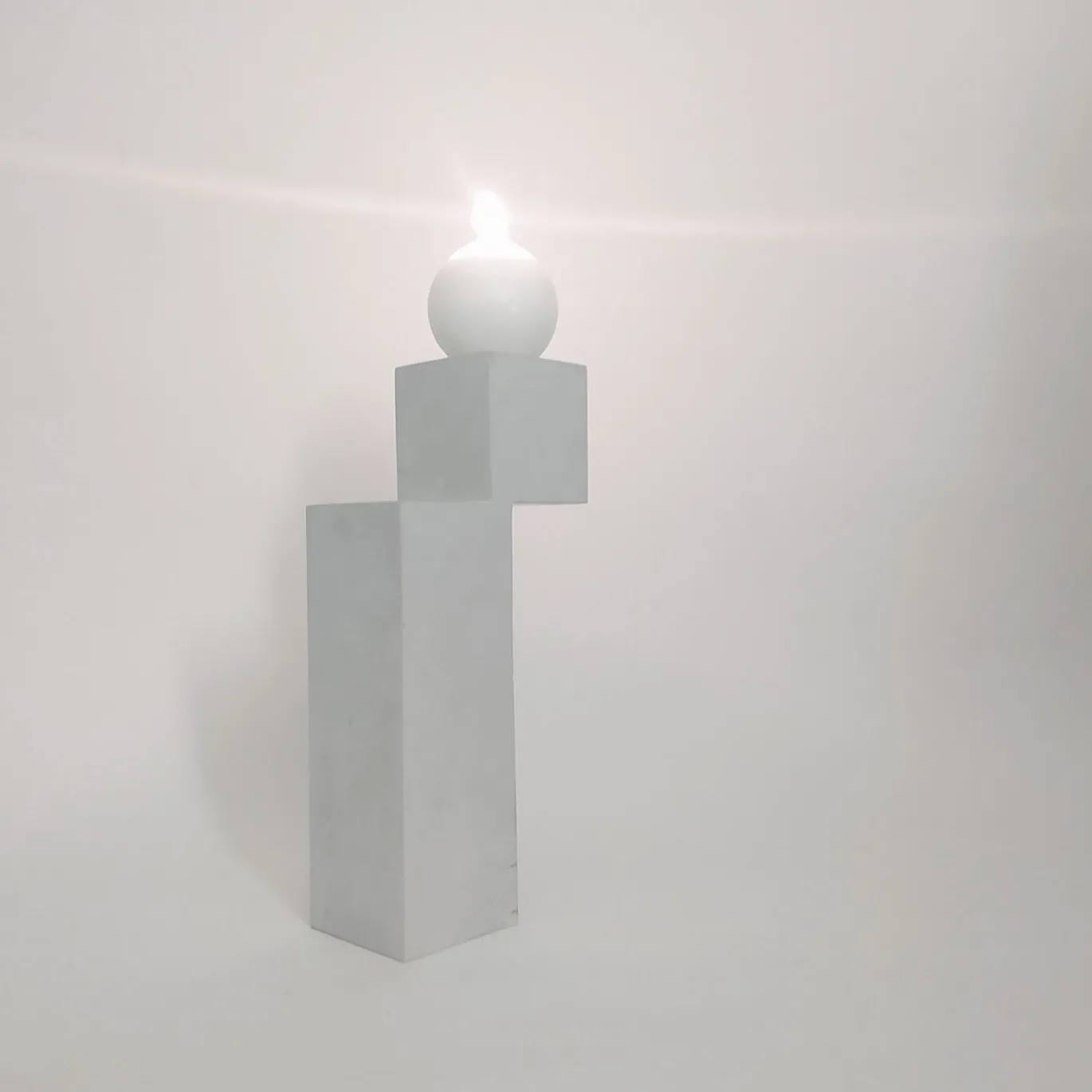 Un candelabro in pietra naturale bianca