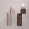 Un portacandele in marmo di Visone